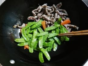 放入荷兰豆翻炒均匀