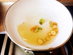 热锅凉油，葱蒜爆香。