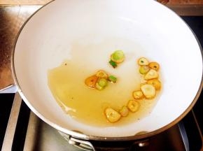 热锅凉油，葱蒜爆香。