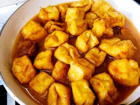 翻炒均匀，加入之前调好的汁子。