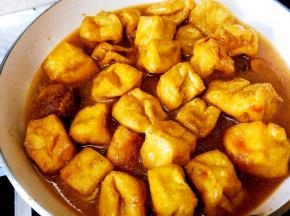翻炒均匀，加入之前调好的汁子。