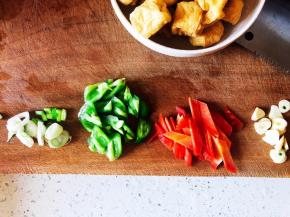 切好所有的配菜，备用。