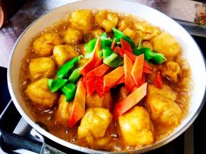 放入尖椒和红萝卜片翻炒