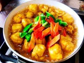 放入尖椒和红萝卜片翻炒