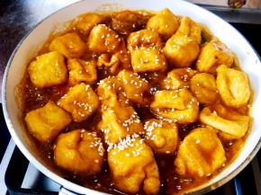 大火收汁，撒入白芝麻。即可出锅。