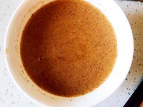 备一小碗水，加入十三香、淀粉、蚝油、盐，搅拌均匀备用。