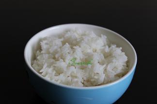 新鲜的米饭，热腾腾，松软可口，粒粒分明，做饭团的米饭要用新鲜的米饭，不能用剩饭。