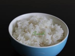 新鲜的米饭，热腾腾，松软可口，粒粒分明，做饭团的米饭要用新鲜的米饭，不能用剩饭。