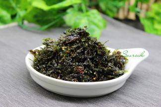 海苔是孩子最喜欢吃的一种小吃，营养丰富，酥香可口，入口即化。挑选海苔要选择选择颜色乌黑或乌紫色，表面明亮有光泽，酥脆而润泽，鲜香扑鼻。