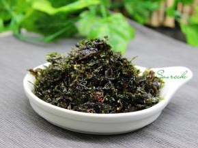 海苔是孩子最喜欢吃的一种小吃，营养丰富，酥香可口，入口即化。挑选海苔要选择选择颜色乌黑或乌紫色，表面明亮有光泽，酥脆而润泽，鲜香扑鼻。