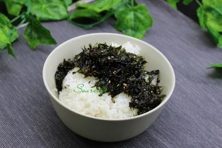 米饭松散，倒入一个大碗里，加上海苔。一定要要用大碗，避免搅拌的时候溢出来。