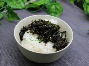 米饭松散，倒入一个大碗里，加上海苔。一定要要用大碗，避免搅拌的时候溢出来。