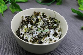 用筷子顺时针或逆时针搅拌均匀，不能左右搅拌，一定要顺一个方向搅拌，这样的米饭不会烂。