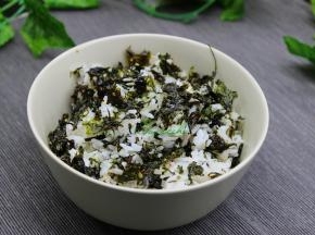 用筷子顺时针或逆时针搅拌均匀，不能左右搅拌，一定要顺一个方向搅拌，这样的米饭不会烂。