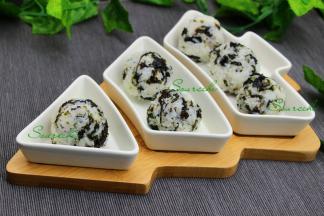 做好的海苔小饭团，均匀放在漂亮的圣诞树餐具上，孩子的喜欢各种独特的餐具，这样一碗米饭做成的小饭团，孩子5分钟就吃光，实在太香了！
