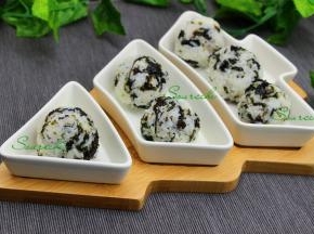 做好的海苔小饭团，均匀放在漂亮的圣诞树餐具上，孩子的喜欢各种独特的餐具，这样一碗米饭做成的小饭团，孩子5分钟就吃光，实在太香了！