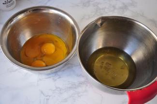 将5个鸡蛋的蛋黄和蛋清依次分开，分别放在两个盆中。