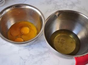 将5个鸡蛋的蛋黄和蛋清依次分开，分别放在两个盆中。