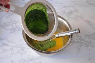当蛋黄与玉米油混合均匀后，再加入菠菜汁。