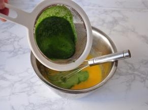 当蛋黄与玉米油混合均匀后，再加入菠菜汁。