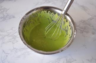 将面粉与蛋黄糊混合至面糊细腻均匀。