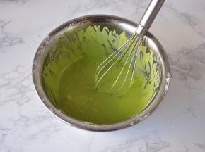 将面粉与蛋黄糊混合至面糊细腻均匀。