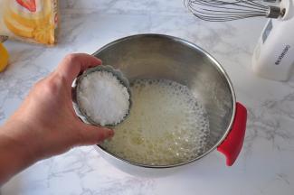 在蛋清中加入几滴柠檬汁，如果没有柠檬汁，可以放一点白醋， 同样可以达到给蛋清去腥的目的，用电动打蛋器打至蛋清起大泡后加入糖。糖要分三次放入，第二次放糖时，蛋白应是细腻绵软，第三次放时提起打蛋器，可见打蛋器上有微软的蛋白弯钩。