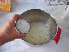 在蛋清中加入几滴柠檬汁，如果没有柠檬汁，可以放一点白醋， 同样可以达到给蛋清去腥的目的，用电动打蛋器打至蛋清起大泡后加入糖。糖要分三次放入，第二次放糖时，蛋白应是细腻绵软，第三次放时提起打蛋器，可见打蛋器上有微软的蛋白弯钩。