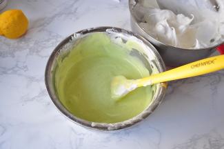 将打好的蛋白取三分之一放入蛋黄糊中，切拌均匀，然后再取三分之一，再拌匀，最后，将拌好的蛋黄糊倒入的剩下的三分之一蛋白糊中，拌匀。