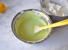 将打好的蛋白取三分之一放入蛋黄糊中，切拌均匀，然后再取三分之一，再拌匀，最后，将拌好的蛋黄糊倒入的剩下的三分之一蛋白糊中，拌匀。