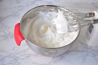 直到打到蛋清轻盈细腻，提起打蛋器，蛋白有挺立的小弯钩。倒扣蛋盆，蛋白可以坚挺。