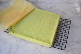 提前预热烤箱，我一般是打蛋白时就预热，这个准备工作一定要提前做好，如果蛋糊都拌好了再预热烤箱，那就来不及了。将烤盘放进烤箱中，175度，上下火，放在烤箱的中上层，如果是三层格的烤箱，就放在中层，烤20分钟左右。我烤了22分钟。