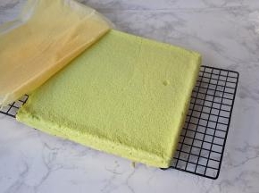 提前预热烤箱，我一般是打蛋白时就预热，这个准备工作一定要提前做好，如果蛋糊都拌好了再预热烤箱，那就来不及了。将烤盘放进烤箱中，175度，上下火，放在烤箱的中上层，如果是三层格的烤箱，就放在中层，烤20分钟左右。我烤了22分钟。