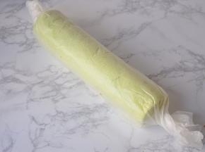 将蛋糕卷从一端慢慢卷起，用油纸包好后放冰箱定型两小时。