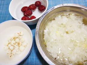 银耳，莲子提前一晚泡发，红枣洗净。