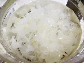 银耳洗净撕小朵放养生壶