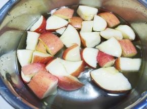 苹果洗净切块用盐水寖泡防止氧化。