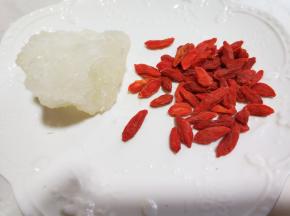 准备好枸杞冰糖。