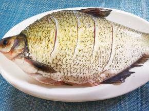 鳊鱼切斜刀抹上盐，料酒。