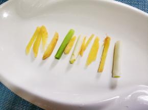 鱼盘葱姜垫底放上鱼