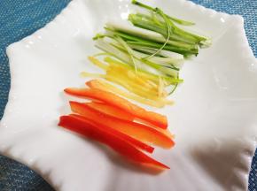 切好葱姜丝 红椒丝