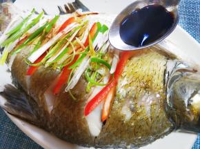 放在鱼身上，浇上蒸鱼豉油。