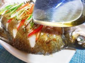 淋上热油