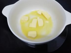 黄油装入碗中，隔水化开