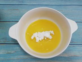 然后把白糖放入黄油中，搅拌均匀