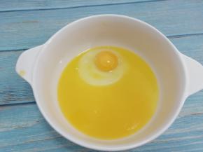 再加入一个鸡蛋搅拌均匀