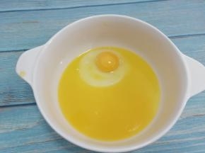 再加入一个鸡蛋搅拌均匀