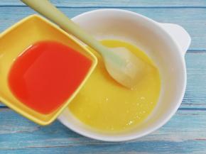 再加入胡萝卜汁，搅拌均匀