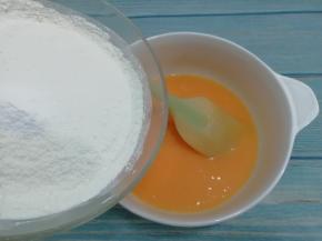 再加入过筛完的面粉，搅拌到没有干粉为止