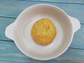揉成面团，不要过度揉，盖上保鲜膜醒30分钟